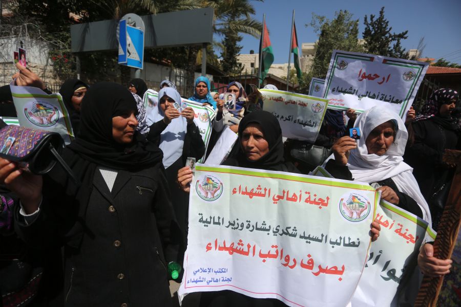  غزة: أهالي الشهداء يطالبون بصرف مخصصاتهم المالية 